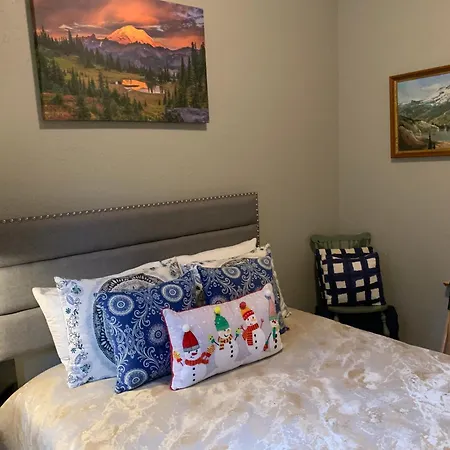 Mountain Meadows Inn & Chalet Suites-2